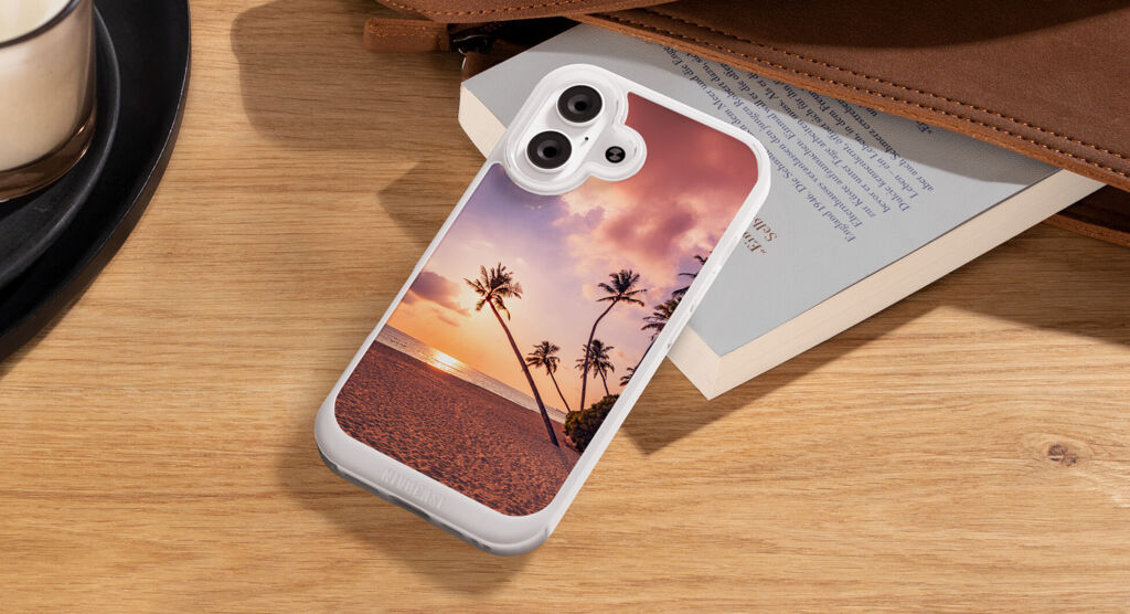 Handyhülle mit Sonnenuntergang und Palmen am Strand.