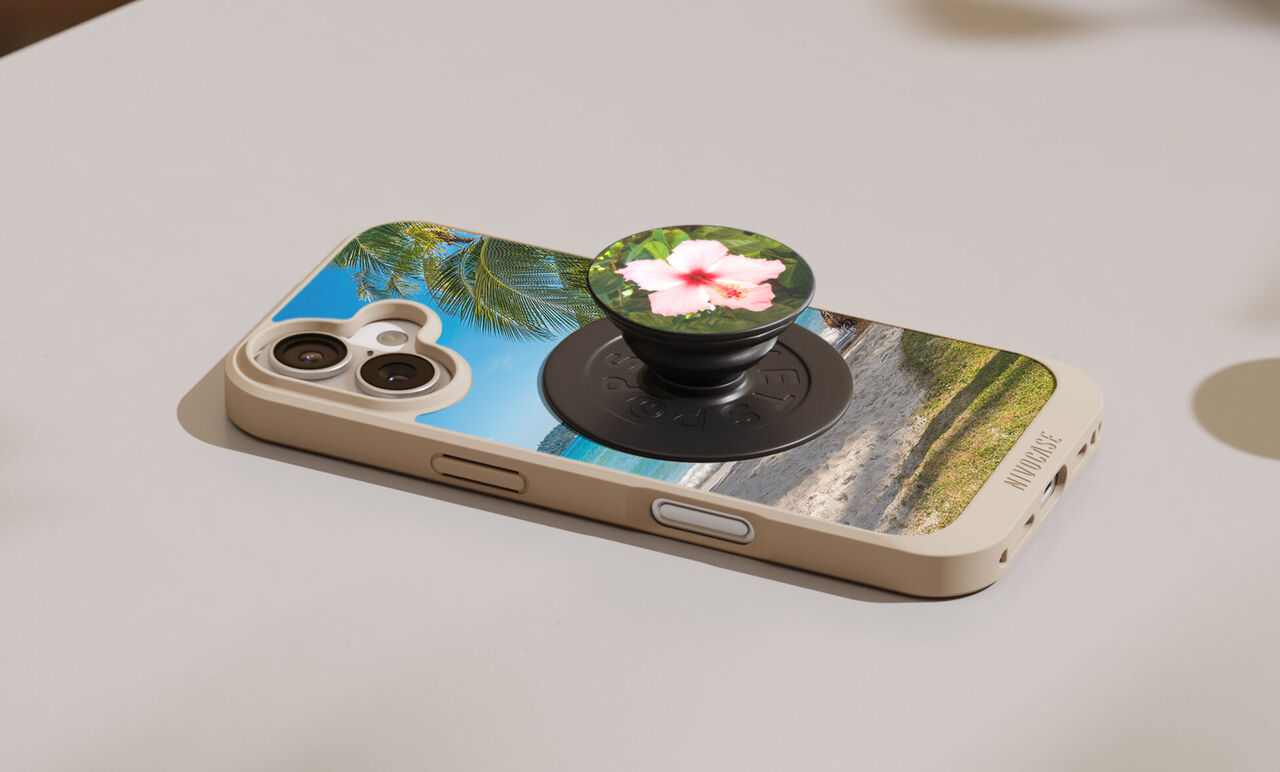 Smartphone Hülle liegt auf einem Tisch und zeigt ein persönliches Foto, auf der Rückseite ist eine Pop Grip Halterung angebracht