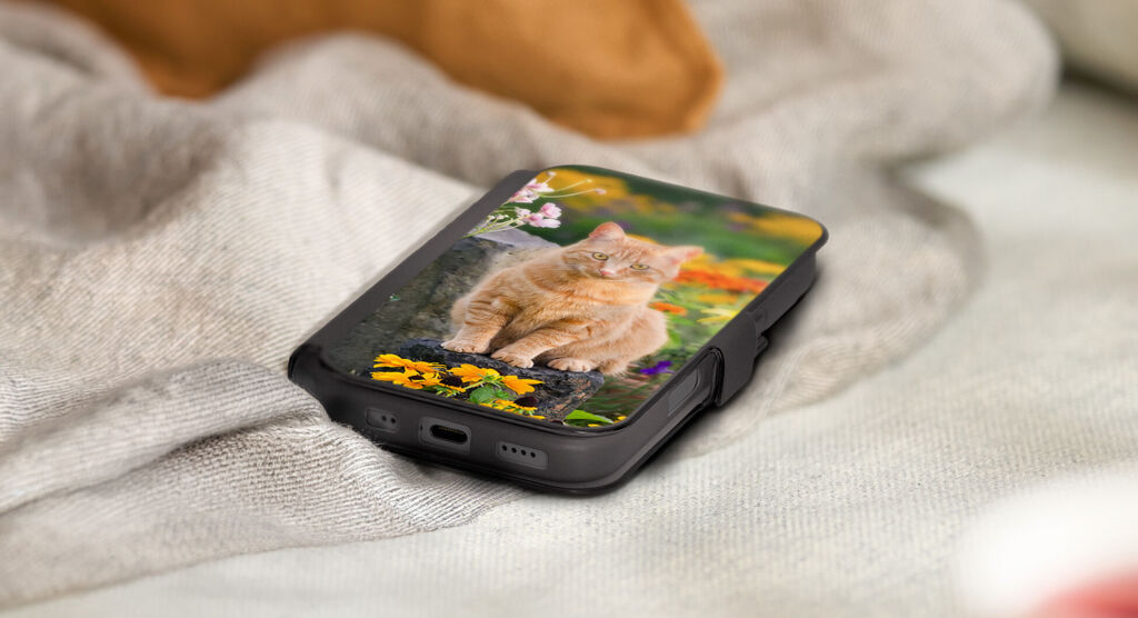 Handyhülle mit einer orangefarbenen Katze zwischen Blumen.