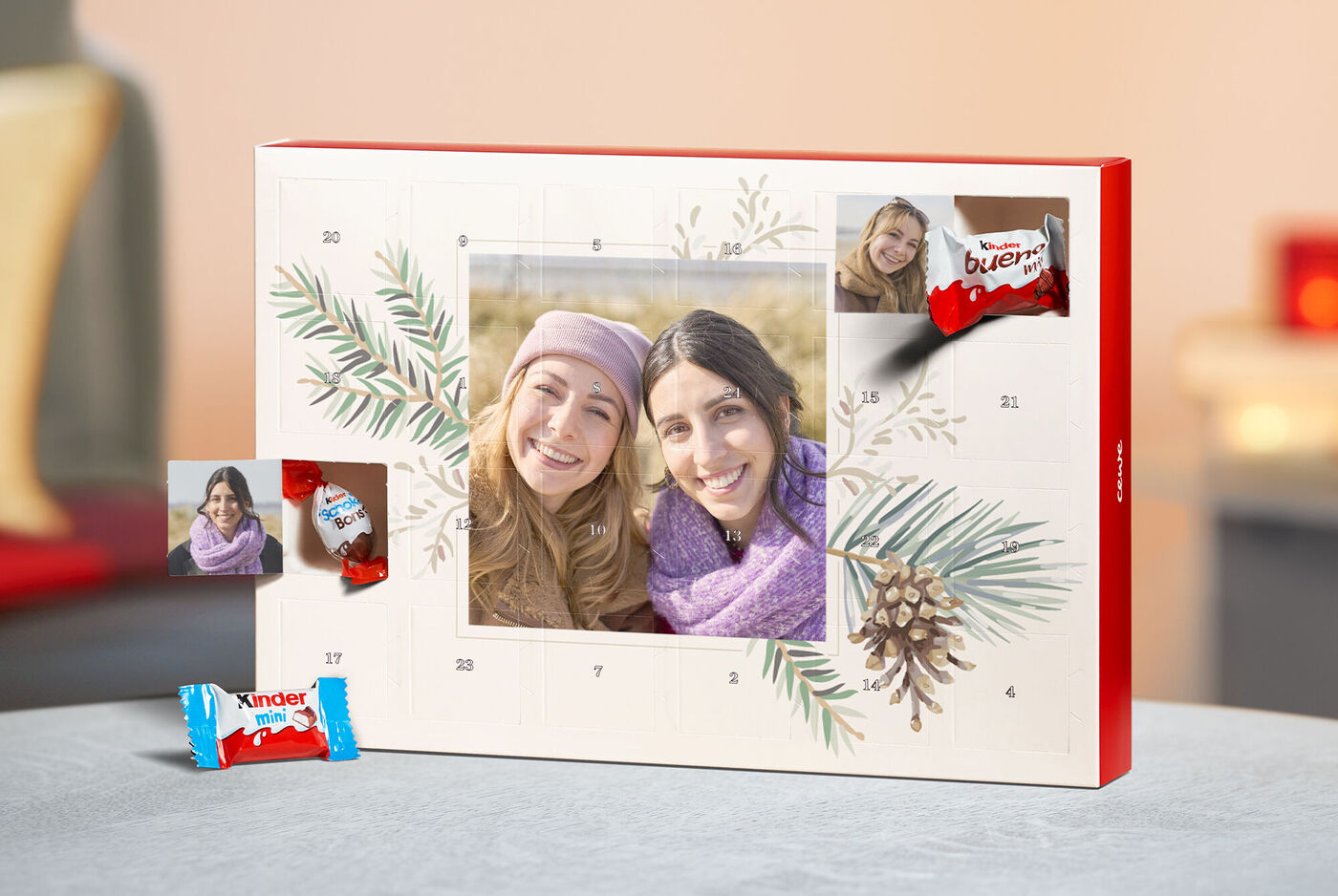 Ein Adventskalender mit festlichem Design, Bildern von glücklichen Kindern und süßen Leckereien.