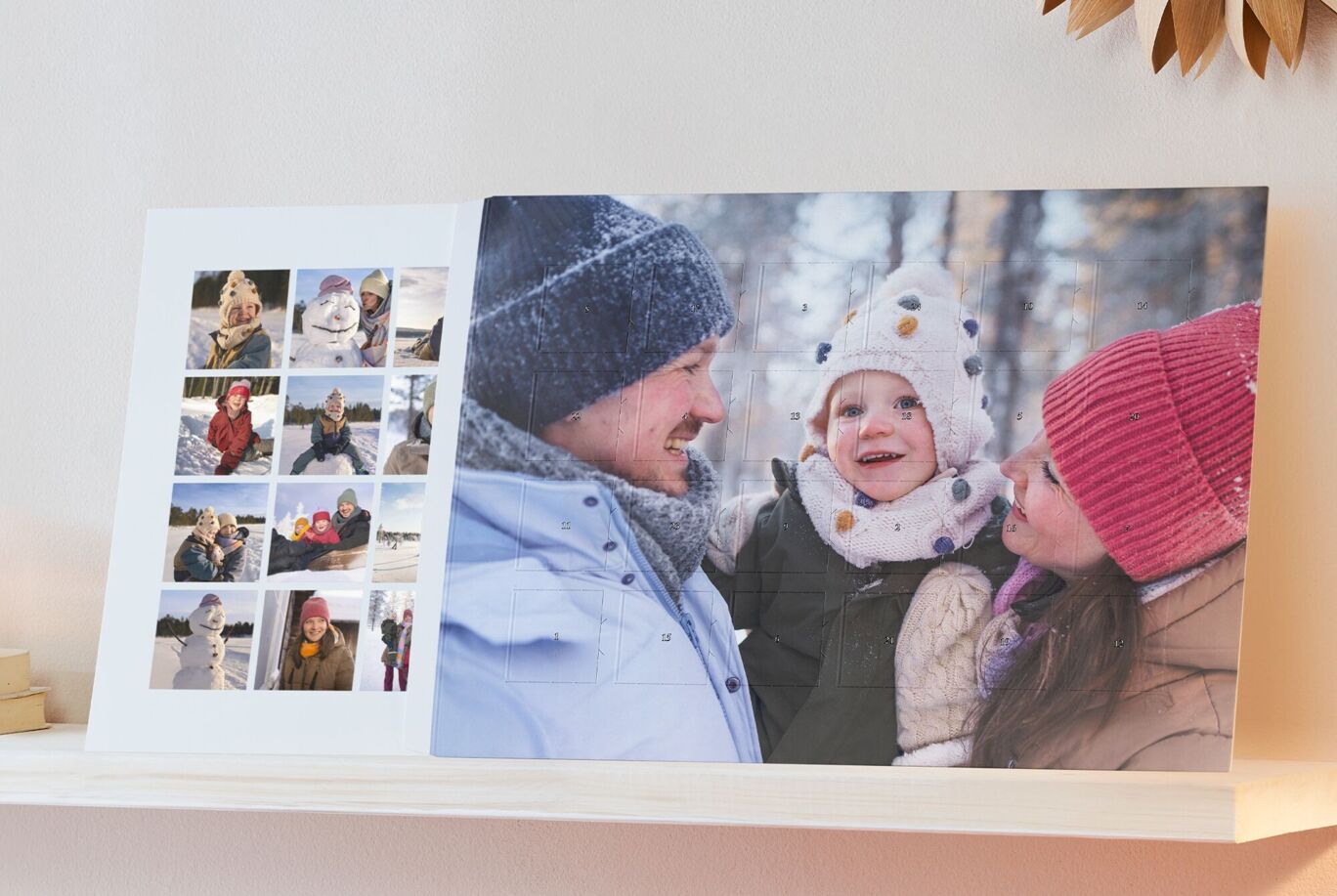 CEWE Adventskalender mit winterlichem Familienfoto; Fotokarte mit Bildern, die beim Öffnen der Türchen erscheinen