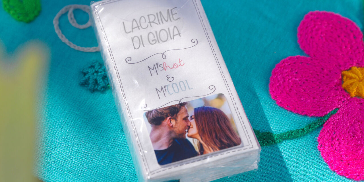 Una scatola di fazzoletti con la scritta «Lacrime di gioia Mrs. Hot & Mr. Cool», impreziosita da una foto della coppia.